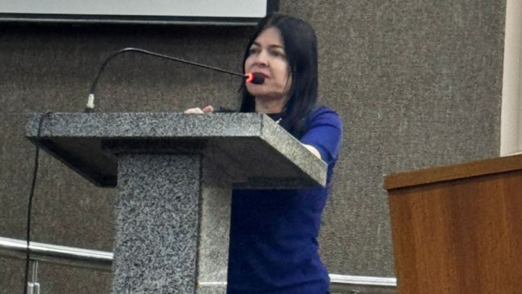 Delegada Débora Mafra destaca a importância do combate ao alcoolismo e reforça defesa das mulheres durante palestra na Aleam