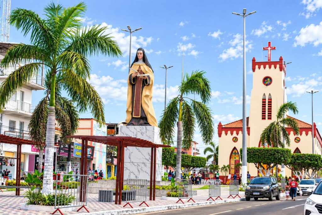 Praça e Igreja Matriz de Santa Teresa são reinauguradas em noite de celebração e renovação